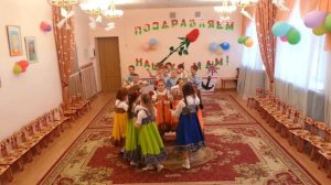 "Танец с цветами" исполняют дети подготовительной группы на утреннике 8 Марта.