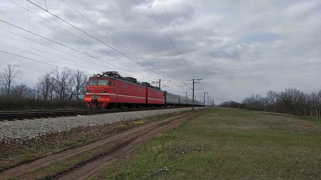 Электровоз ВЛ10-1823 с поездом Омск - Симферополь смотреть онлайн