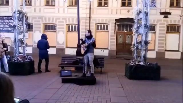 Русский уличный музыкант - пивец поёт классно на Армянском на Старом Арбате в городе Москва. смотреть онлайн