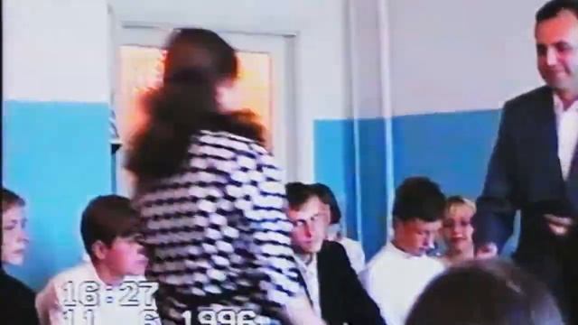 Как вручали аттестат после 9-го класса. Кадры выпускного(3),Сыктывкар,Школа № 8* смотреть онлайн