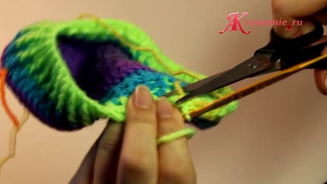 Вязаные тапочки-сапожки крючком Часть2 смотреть онлайн