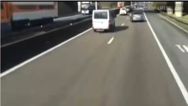 Очередной дорожный пират на бельгийской трассе смотреть онлайн