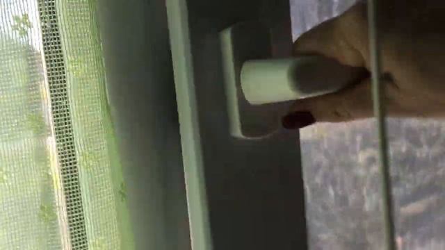 Как правильно приклеить плёнку на окно .