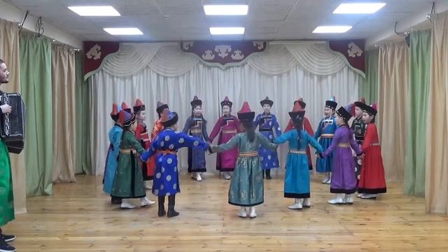 Ансамбль Баяр Младшая группа Ёхорные напевы западных бурят смотреть онлайн