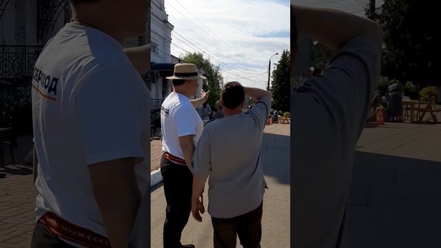 ГЕДИМИНАС ТАРАНДА-ТВОРЧЕСКИЙ КУРАТОР ПРАЗДНИКА " ПЕТУХИ И ГУСИ" В гТАРУСЕ. смотреть онлайн