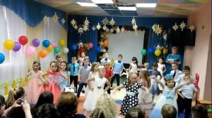 Весёлый танец на выпускном в детском саду /ДО-РЕ-МИ