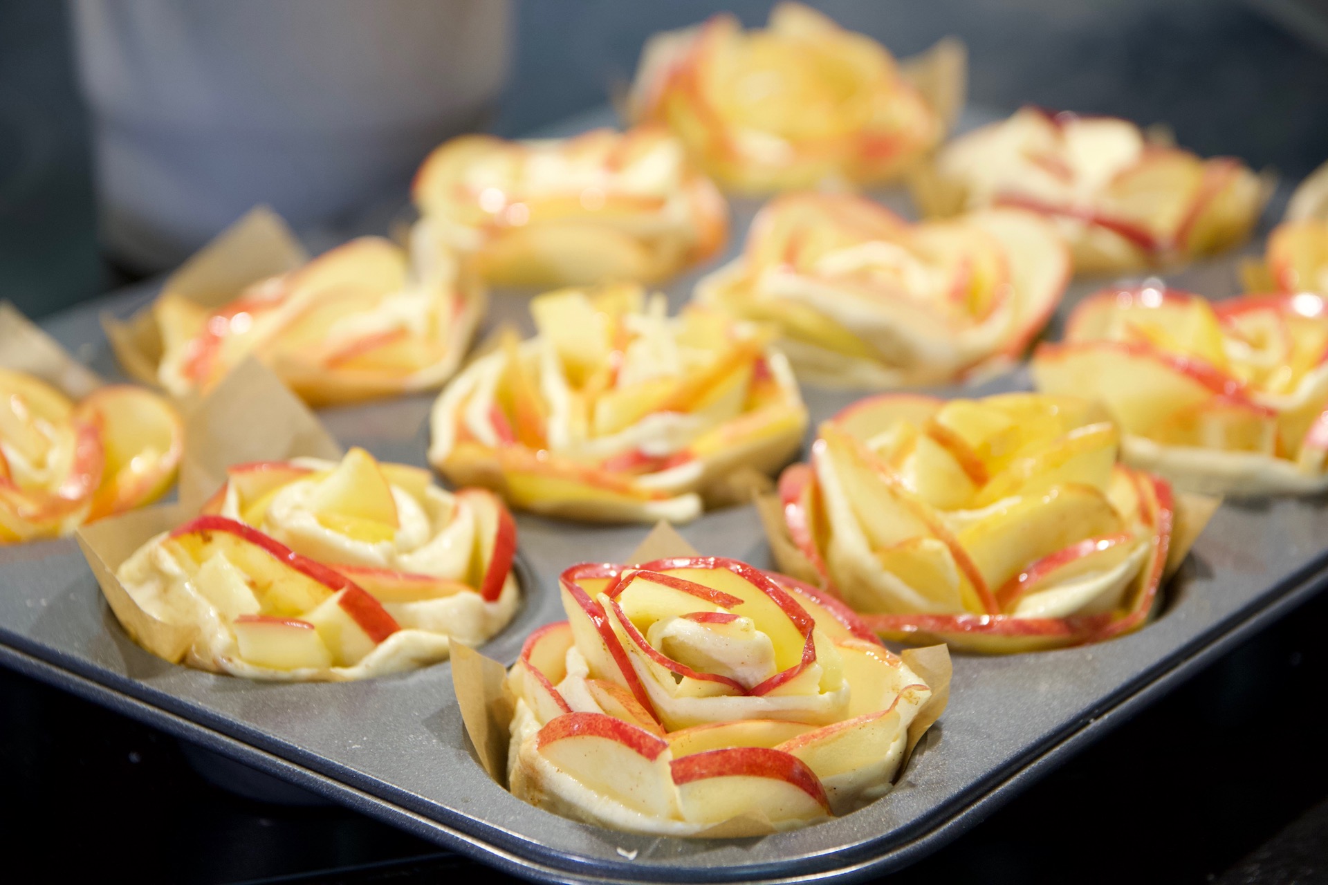 РОЗЫ ИЗ ЯБЛОК. Слоеная выпечка яблочные розы смотреть онлайн