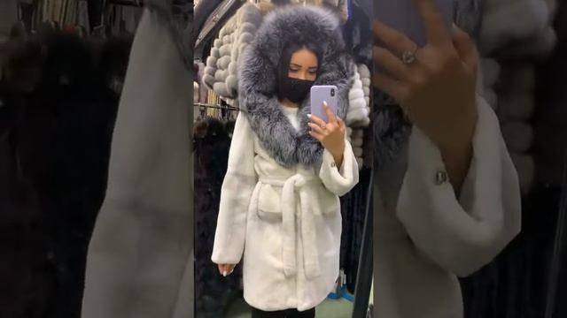 Шубка из меха бобрика с капюшоном из чернобурки, 90см смотреть онлайн