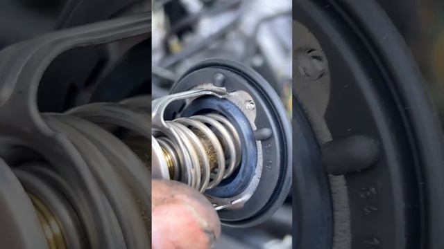 Installing a car thermostat right or wrong way @elchanojose4633 смотреть онлайн