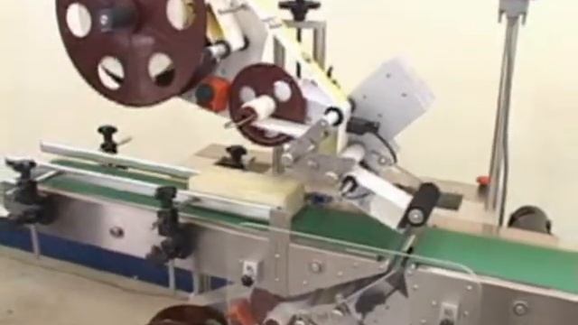 Этикетировочная система CVC 200/220 для наклейки этикетки сверху и снизу продукта. смотреть онлайн