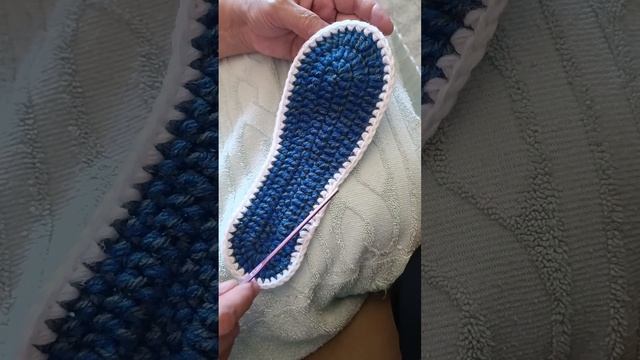 Тапочки на подошве за час из остатков пряжи. Связаны крючком.Уроки вязания. Тапочки крючком. смотреть онлайн