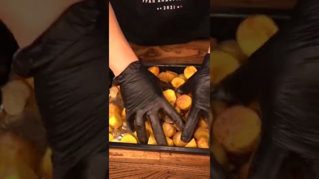 Вкусный гарнир: Печёный картофель! #хочуврек #шефалекс #рецепт #картофель #печеныйкартофель #еда смотреть онлайн