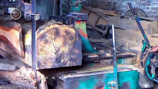 Skills for Cutting and Splitting the Most Beautiful Wood // Sawing Rosewood Trees at the Sawmill смотреть онлайн