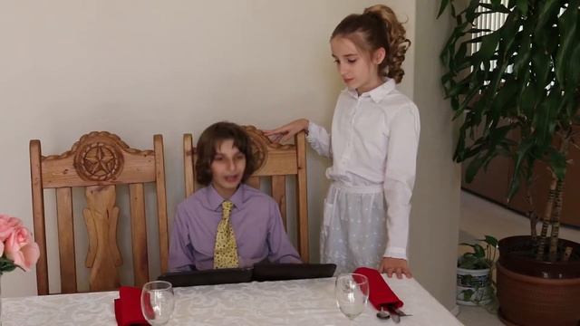 Restaurant Sketch with Tween Reality смотреть онлайн