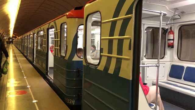 81-717/714.5М и 81-714.5 Перекраска Московский транспорт На станции Верхние Лихоборы смотреть онлайн