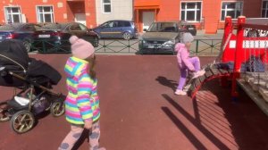 Девочки играют на детской площадке  Мальчик не уступил Насте качели