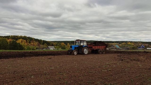 Внесение органики разбрасывателем РОУ-6, вклад в будущий урожай.