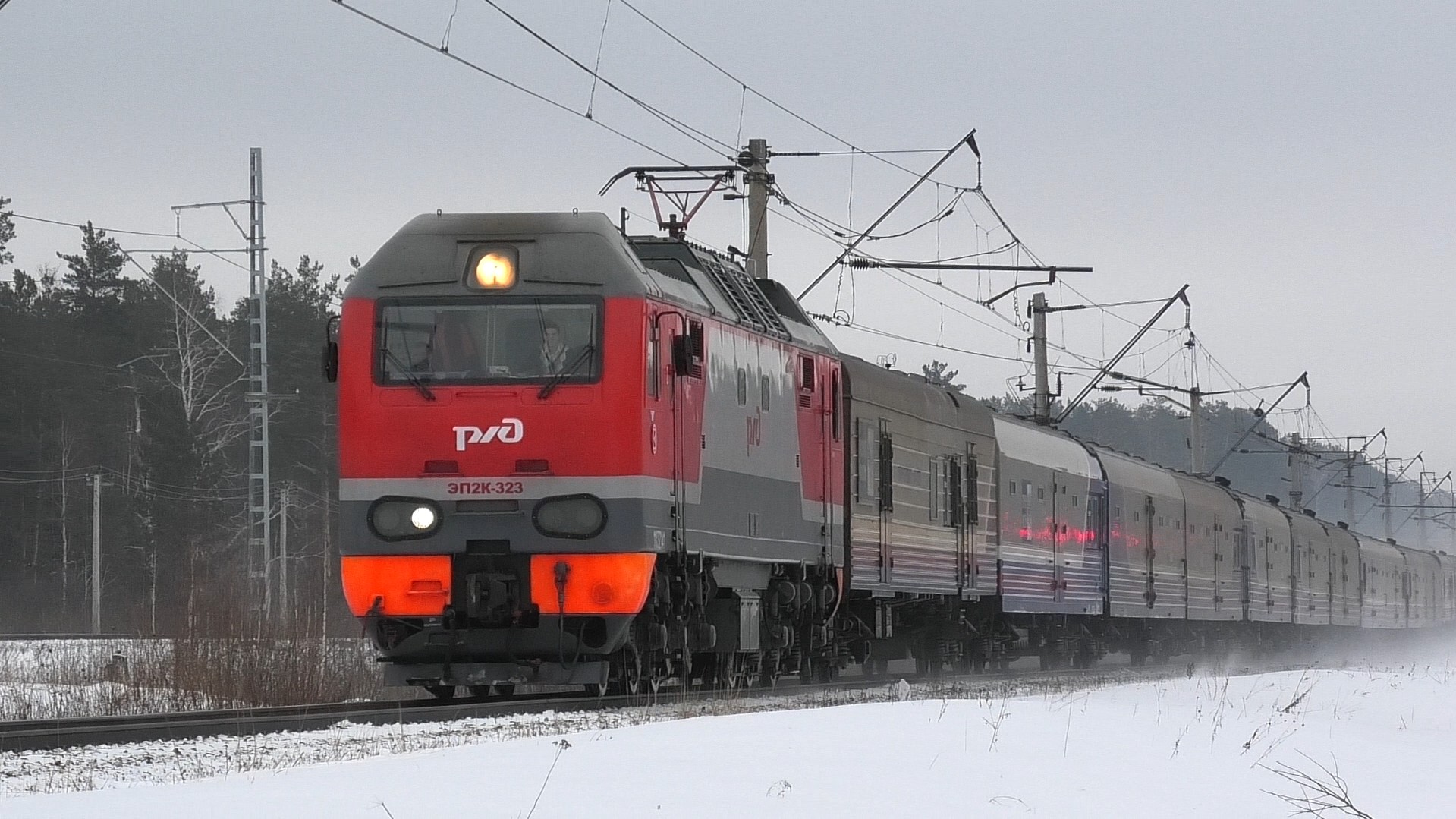ЭП2К-323 с почтово-багажным поездом Владивосток - Москва смотреть онлайн