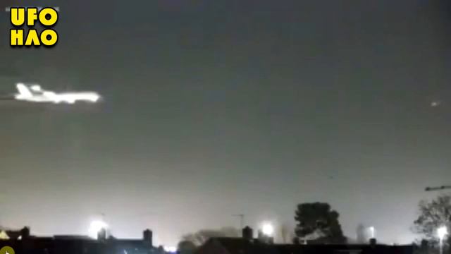 НЛО - UFO ПРОЛЕТЕЛО РЯДОМ С САМОЛЕТОМ 2017 смотреть онлайн