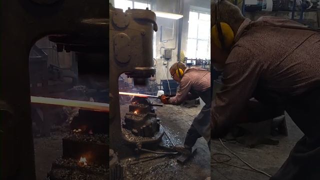 Протяжка рукояти лапчатого лома. смотреть онлайн