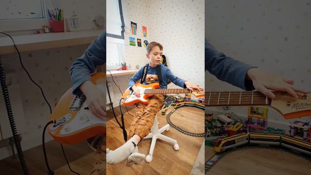 первый статокастер Дани - распаковка гитары Mitchell смотреть онлайн