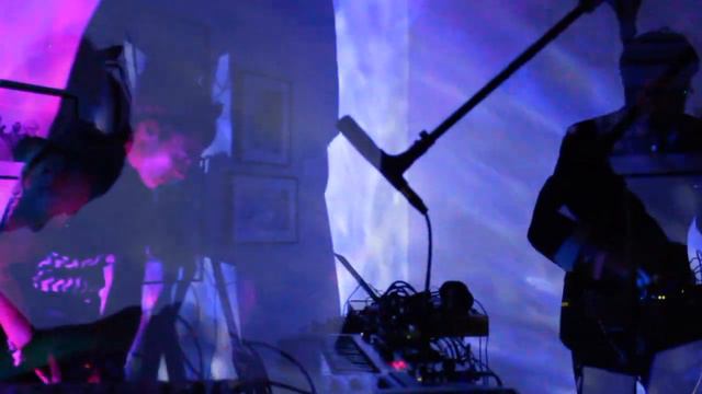 Claude and Ola - Bowed Banjo, Modular Synth, and Delay Pedal Oscillation смотреть онлайн