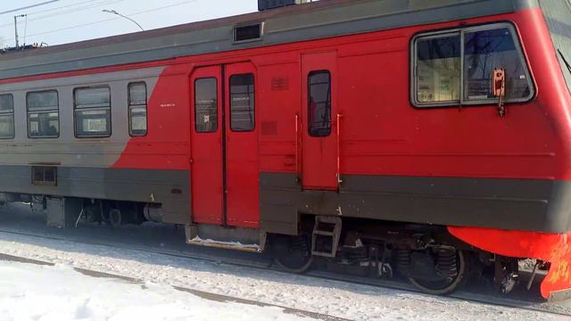 "Встреча!" ЭД4М-0081 на О.П. Городской Дворец Культуры и ВЛ10У-534 с грузовым поездом смотреть онлайн