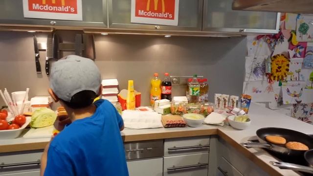 Mein EIGENES McDonalds zuhause | Cola für Kinder??!! | Johann Loop смотреть онлайн
