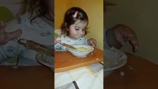 Ребёнок кушает самостоятельно)) смотреть онлайн