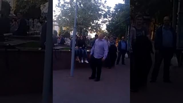 Прикол. Классно танцует! Смотреть всем! смотреть онлайн