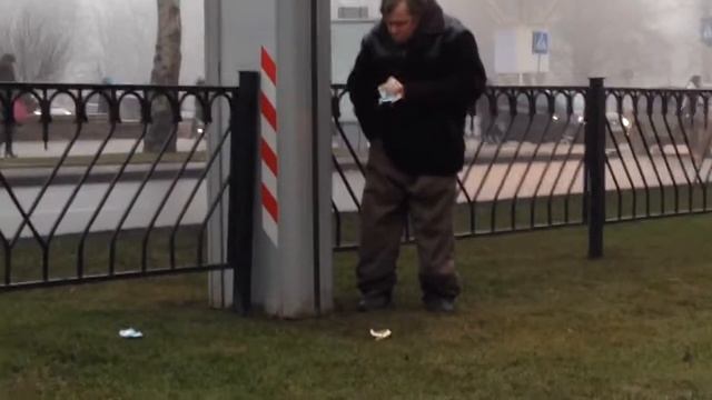 Попрошайка сорит деньгами смотреть онлайн