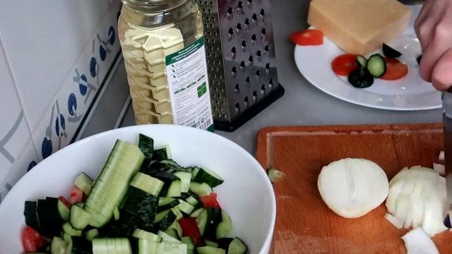 Овощной салат в сырной корзинке. смотреть онлайн