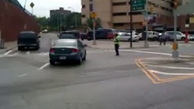 Directs traffic by dancing - Dirige il traffico danzando смотреть онлайн