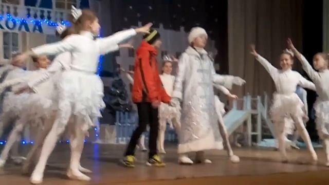 Новогодняя сказка "Чарівний годинничок" - Песня Снегурочки Лели смотреть онлайн