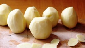 Без морозилки и чтобы он не почернел! Вот как стоит хранить почищенный картофель