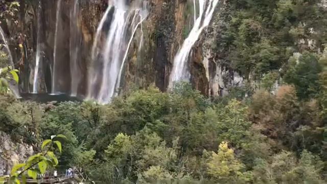 Размышление у водопада... смотреть онлайн