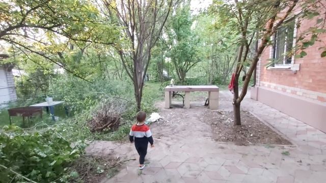 Купили Дом , начало Новой жизни чистим двор смотреть онлайн