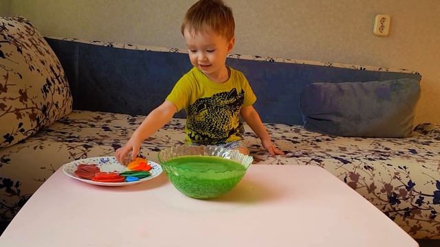 Владик проводит опыты