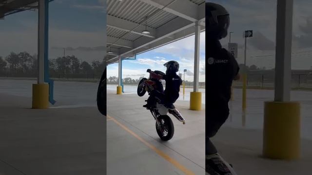 DropBack #suzuki #drz400sm #drz400 #wheelie #bikelife #sumo #supermoto #mrd #centralflorida смотреть онлайн