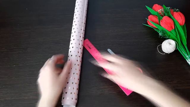 Мини букет из конфет. Подарок на 8 марта. Букет из тюльпанов своими руками. смотреть онлайн