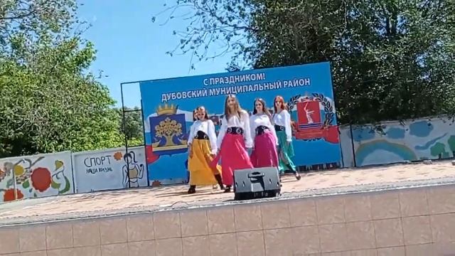 Mon Ami. Лёгкий незамысловатый танец. На празднике. @user-ju2bg2jp4m смотреть онлайн