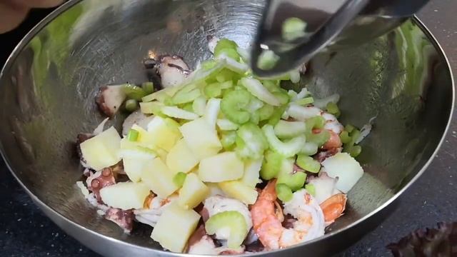 Хороший салат с осьминогом, креветками кедровыми орешками /Insalata di polipo coda di gambero,pinol смотреть онлайн