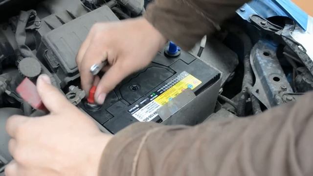 Установка аккумулятора на Nissan Tiida: ставим Rocket 45 ампер смотреть онлайн