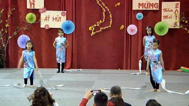 Tet Children Dance - Fan Dance and Ribbon Children Dance - Lunar new Year смотреть онлайн