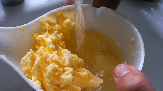 Готовим сливочное масло из подкисших сливок смотреть онлайн