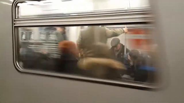 81-760/761 "Ока" прибывает на "Полежаевскую" смотреть онлайн