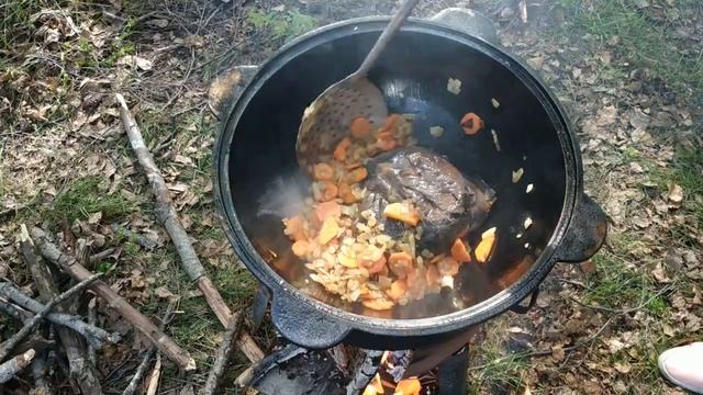 ГРЕЧКА С ОХОТНИЧЬИМИ КОЛБАСКАМИ И ЛЕСНЫМИ ГРИБАМИ_ В КАЗАНЕ НА КОСТРЕ смотреть онлайн