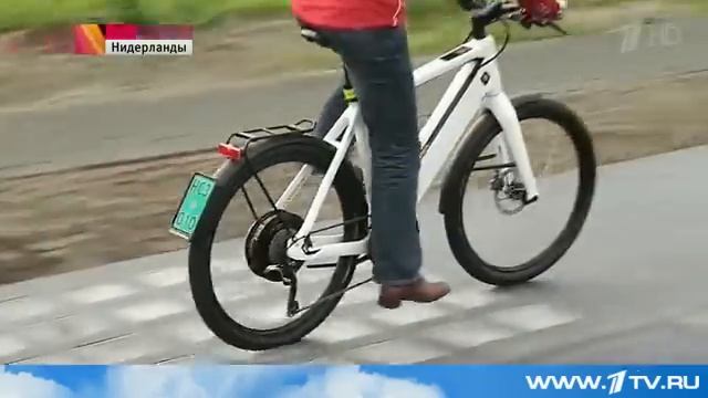 В Голландии тестируют инновационное покрытие для велодорожек смотреть онлайн