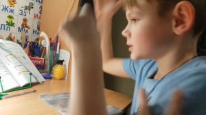 Ребенок учит уроки