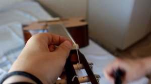 Как поменять струны на классической гитаре